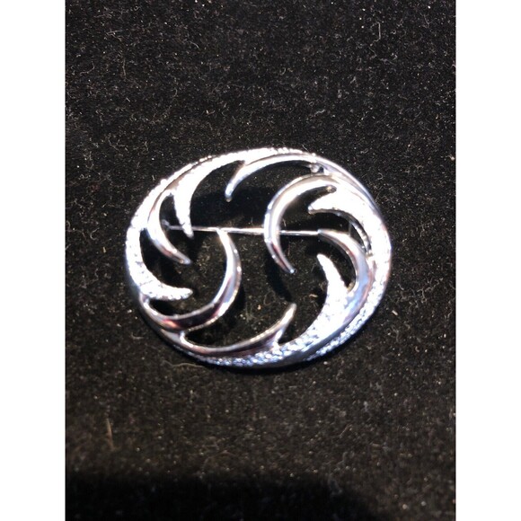 Lovely Vintage  Sarah Coventry Textured Swirl Modernist Silver Tone Brooch - Picture 3 of 5